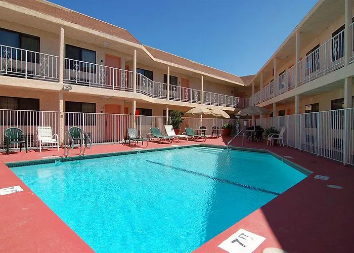 Rodeway Inn Magic Mountain Area