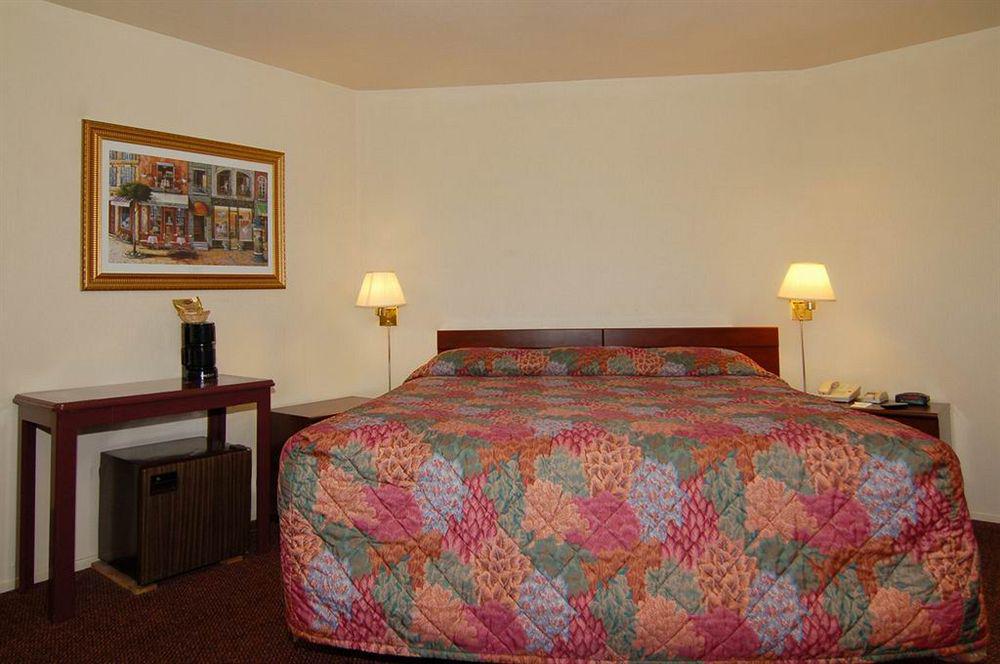Rodeway Magic Mountain Area Inn 2*