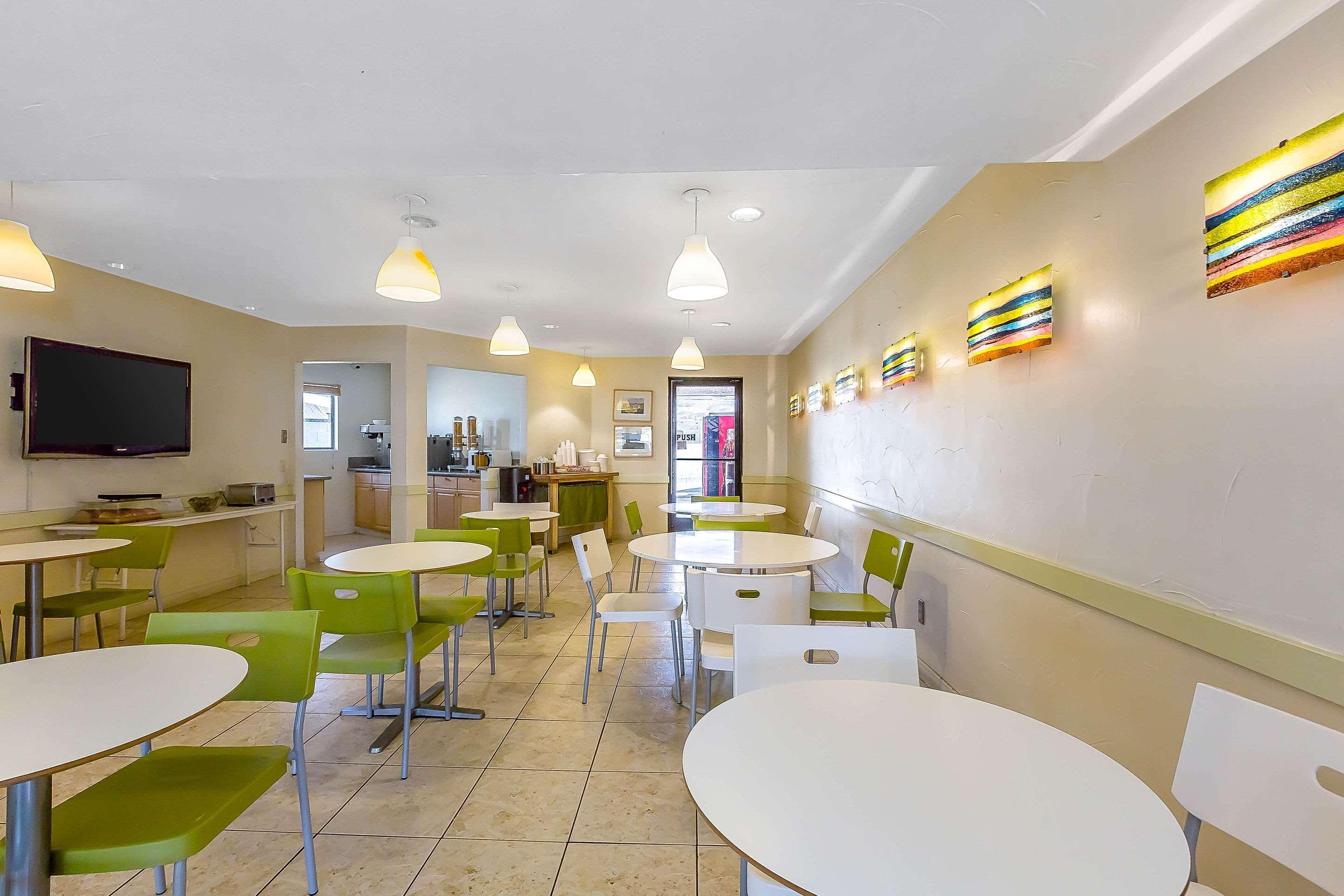 Rodeway Magic Mountain Area Inn
